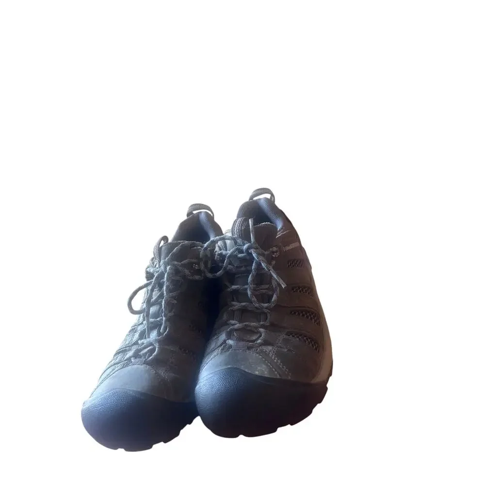 Woman’s Keen hiking shows size 9 in great condition lots of life left
